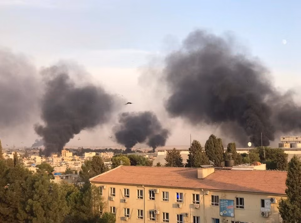 Tối 9/10 (theo giờ Hà Nội), Tổng thống Thổ Nhĩ Kỳ Recep Tayyip Erdogan xác nhận chiến dịch quân sự của nước này nhằm chống lại các lực lượng người Kurd ở Đông Bắc Syria đã bắt đầu. Ảnh: Khói đen bốc lên từ các vụ không kích của Thổ Nhĩ Kỳ tại thị trấn biên giới Ras al-Ain.