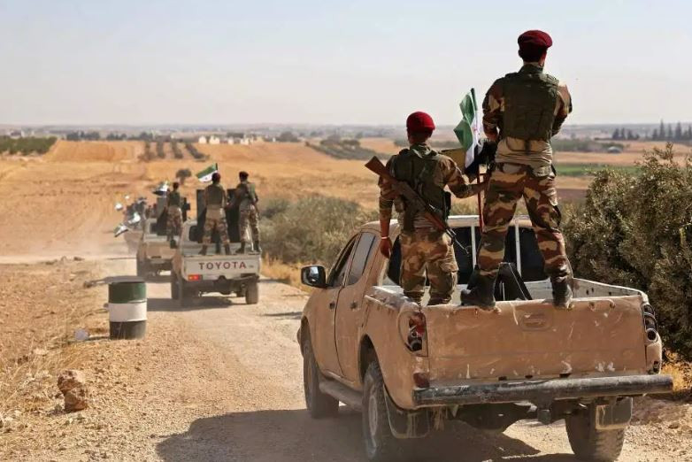 Các phiến quân nổi dậy người Syria được Thổ Nhĩ Kỳ hậu thuẫn tiến về khu vực gần biên giới Syria - Thổ Nhĩ Kỳ ở phía Bắc Aleppo.