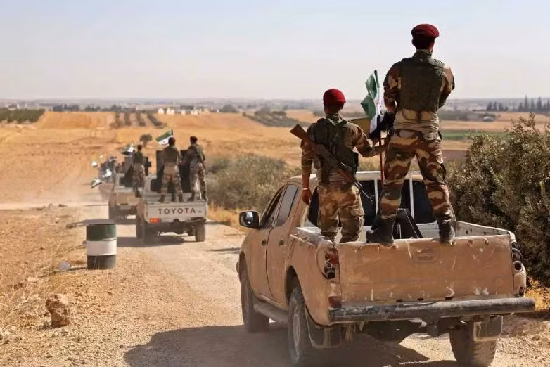 Các phiến quân nổi dậy người Syria được Thổ Nhĩ Kỳ hậu thuẫn tiến về khu vực gần biên giới Syria - Thổ Nhĩ Kỳ ở phía Bắc Aleppo.