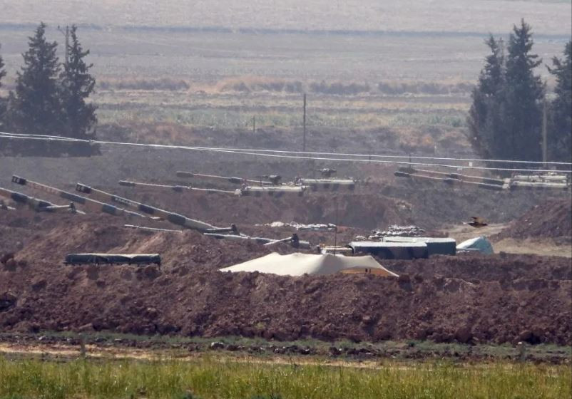 Các khẩu đội pháo binh của Thổ Nhĩ Kỳ được đưa vào vị trí mới tại tỉnh Sanliurfa giáp biên với Syria.