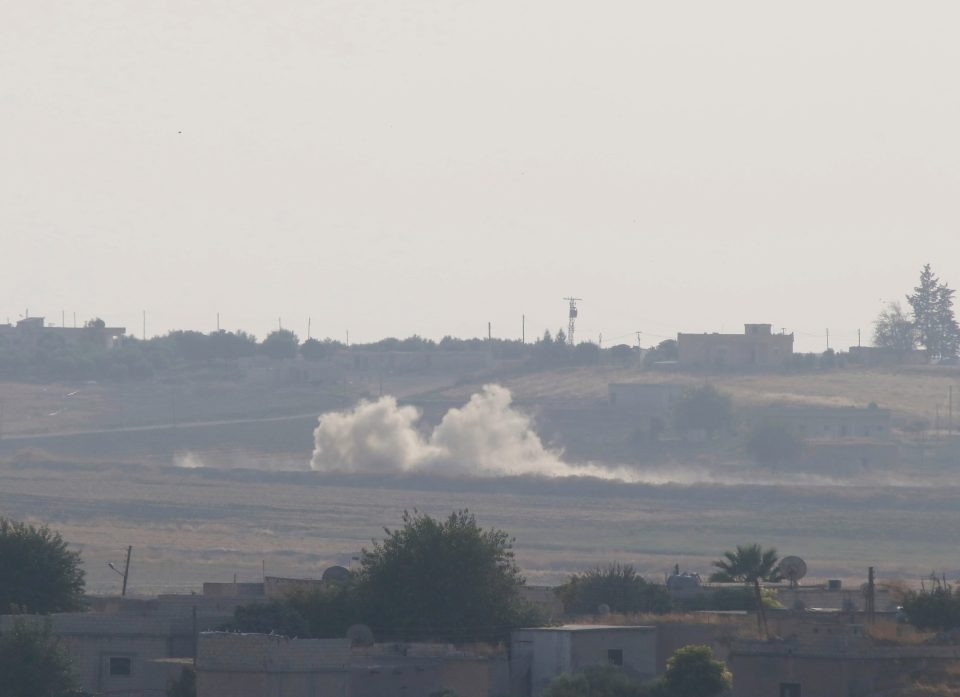 Hình ảnh khói lửa bốc lên tại lãnh thổ Syria chụp từ tỉnh Sanliurfa của Thổ Nhĩ Kỳ.