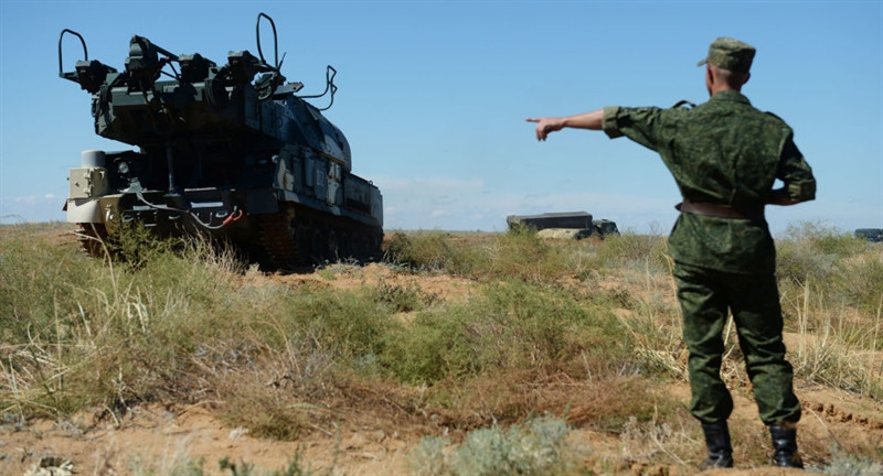 Tuy nhiên, không khó để nhận ra giữa việc tăng cường này với những diễn biến căng thẳng tại eo Biển Kerch với Ukraine từ cuối năm 2018. Được biết, trước khi Nga quyết định thành lập lực lượng quân đội tại Crimea, Tổng thống Nga Vladimir Putin đã ký sắc lệnh hợp nhất Crimea và Vùng liên bang phía nam thành Vùng liên bang.