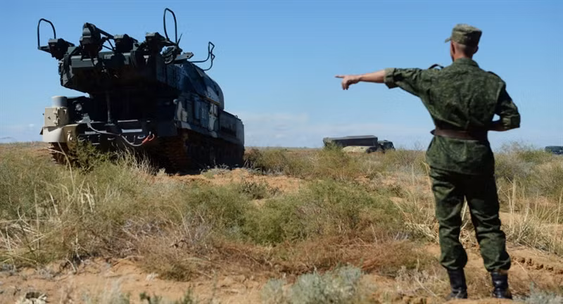 Tuy nhiên, không khó để nhận ra giữa việc tăng cường này với những diễn biến căng thẳng tại eo Biển Kerch với Ukraine từ cuối năm 2018. Được biết, trước khi Nga quyết định thành lập lực lượng quân đội tại Crimea, Tổng thống Nga Vladimir Putin đã ký sắc lệnh hợp nhất Crimea và Vùng liên bang phía nam thành Vùng liên bang.