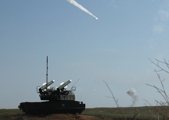 "Ngoài ra, các lực lượng của quân khu đã tái trang bị máy bay chiến đấu mới, tên lửa phòng không S-300, S-400, Buk-M2 và pháo chống máy bay Pantsir-S1. Kết quả là, hiệu quả của các hệ thống phòng không theo hướng chiến lược Tây Nam đã tăng lên 1,5 lần", Bộ trưởng Quốc phòng Nga nói.