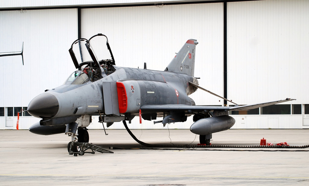 Khoảng 49 chiếc F-4 Phantom II do Mỹ chế tạo sử dụng cho nhiệm vụ trinh sát và tấn công mặt đất. Một chiếc F-4 của Thổ Nhĩ Kỳ đã bị lực lượng phòng không Syria bắn rơi vào năm 2012. Ảnh: Defenceturk.