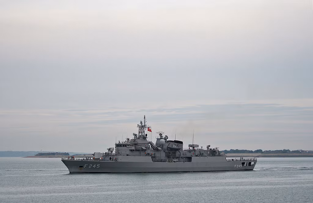 Chiến hạm mạnh nhất của Thổ Nhĩ Kỳ là tàu hộ vệ tên lửa lớp Barbaros. Nó được thiết kế tại Đức và đóng mới ở Thổ Nhĩ Kỳ. Tàu có lượng choán nước 3.500 tấn và được trang bị hệ thống vũ khí tấn công và phòng thủ mạnh mẽ. Ảnh: Defenceturkey.Chiến hạm mạnh nhất của Thổ Nhĩ Kỳ là tàu hộ vệ tên lửa lớp Barbaros. Nó được thiết kế tại Đức và đóng mới ở Thổ Nhĩ Kỳ. Tàu có lượng choán nước 3.500 tấn và được trang bị hệ thống vũ khí tấn công và phòng thủ mạnh mẽ. Ảnh: Defenceturkey.