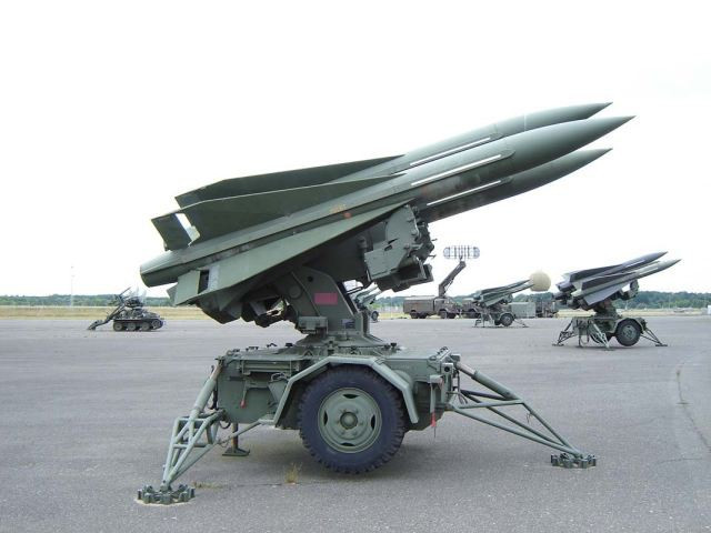 Tên lửa MIM-23 Hawk có thể tiêu diệt mục tiêu ở cự ly 2 - 25 km, đạt độ cao tối đa 11.000 m, tốc độ hành trình Mach 2,4, đạn được trang bị đầu tự dẫn radar bán chủ động.