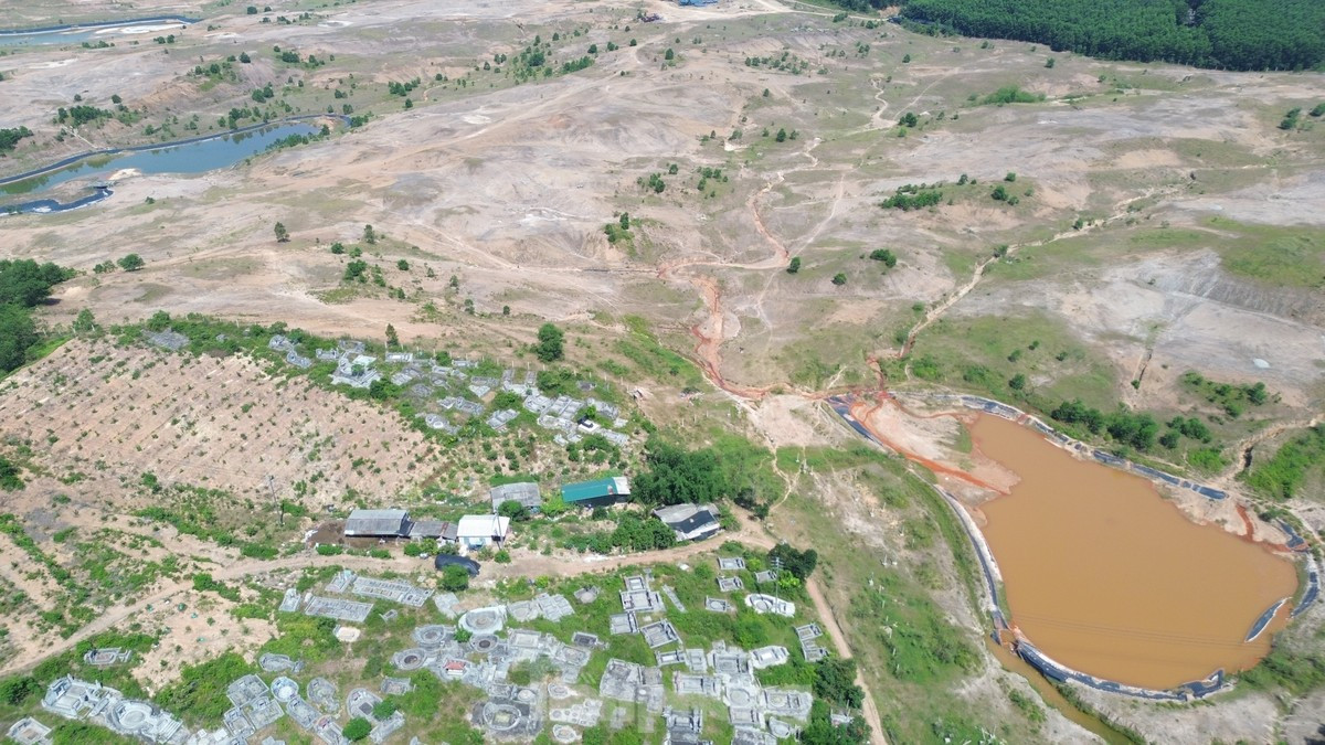 Dự án gồm nhiều hạng mục lớn như sân golf 18 lỗ tiêu chuẩn quốc tế, khu biệt thự nghỉ dưỡng, clubhouse, sân tập, trạm bảo trì và các công trình phụ trợ. Tuy nhiên, việc triển khai thi công kéo dài, chưa đáp ứng yêu cầu đặt ra. (Ảnh: Tiền Phong).