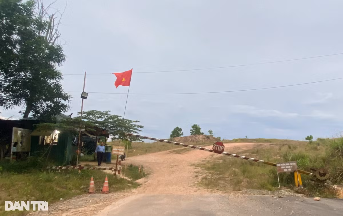 Theo đó, doanh nghiệp được tiếp tục sử dụng đất trong thời hạn 24 tháng kể từ ngày dự án bị chấm dứt hoạt động (18/4/2025 đến hết 18/4/2027) để xử lý tài sản gắn liền với đất theo quy định. Sau thời gian này, nếu Công ty Thiên An không hoàn tất việc xử lý tài sản, Nhà nước sẽ thu hồi đất mà không bồi thường. (Ảnh: Dân Trí).