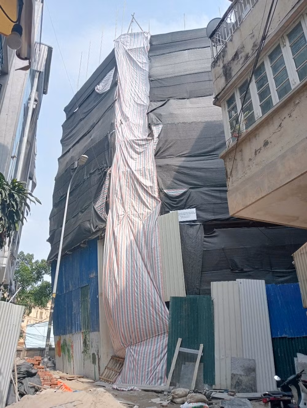 Cụ thể, trong quá trình thi công, chủ đầu tư công trình đã vi phạm về mật độ xây dựng. Do đó, UBND quận Cầu Giấy ra quyết định đình chỉ thi công đối với công trình và yêu cầu chủ đầu tư khắc phục hậu quả.