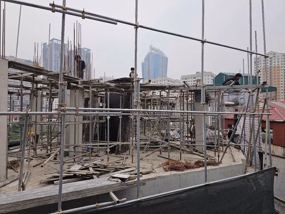 Cùng với đó, mật độ xây dựng các tầng 2, 3,4 xây dựng đổ bê tông vượt ra ngoài diện tích sử dụng được cấp, lấn chiếm không gian chung của khu vực... Vị trí lấn ít nhất là 1,2m. (Ảnh: Bạn đọc cung cấp).