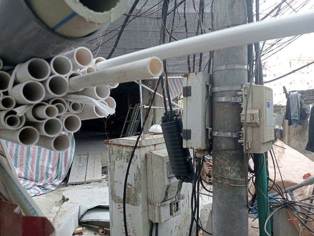 Ghi nhận thực tế của PV, xung quanh công trình vi phạm hiện được quây kín mít. Bên ngoài không thể nhìn thấy các hoạt động thi công, xây dựng bên trong. Theo người dân, mật độ xây dựng tại tầng hầm và tầng 1 của công trình này lên tới 100%, tương ứng 117,7m2 (vượt 16,5m2 theo hồ sơ cấp phép).