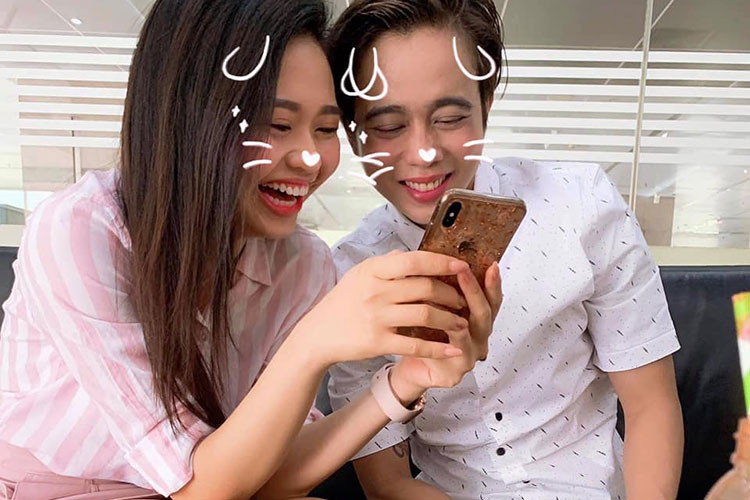 Cả hai đều trưởng thành từ sân khấu kịch Hồng Vân, gắn bó với nhau từ sân khấu lẫn cuộc sống.