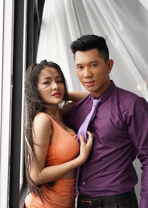 Mới đây, Ngân 98 bất ngờ tiết lộ lý do chia tay Lương Bằng Quang. Hot girl dao kéo cho biết bạn trai cũ ngoại tình ngay ở nhà lúc đang yêu cô.