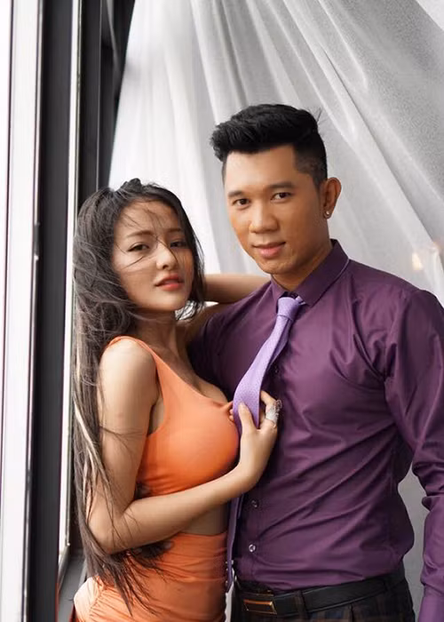 Mới đây, Ngân 98 bất ngờ tiết lộ lý do chia tay Lương Bằng Quang. Hot girl dao kéo cho biết bạn trai cũ ngoại tình ngay ở nhà lúc đang yêu cô.