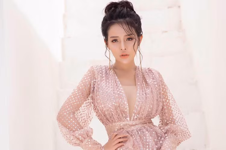 Để chứng minh những gì mình nói, Ngân 98 tung đoạn ghi âm được cho là của mẹ Lương Bằng Quang mắng nhiếc con trai lăng nhăng.