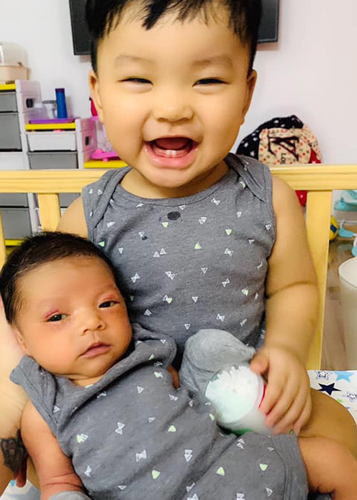 Hải Băng khoe con trai thứ ba chưa tròn 1 tháng tuổi.