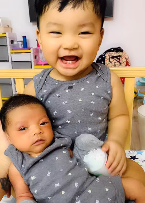 Hải Băng khoe con trai thứ ba chưa tròn 1 tháng tuổi.