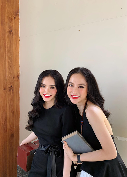 Angela Phương Trinh đọ sắc cùng em gái. Trong thời gian qua, Angela Phương Trinh khá im hơi lặng tiếng, không gây ồn ào như trước đây.