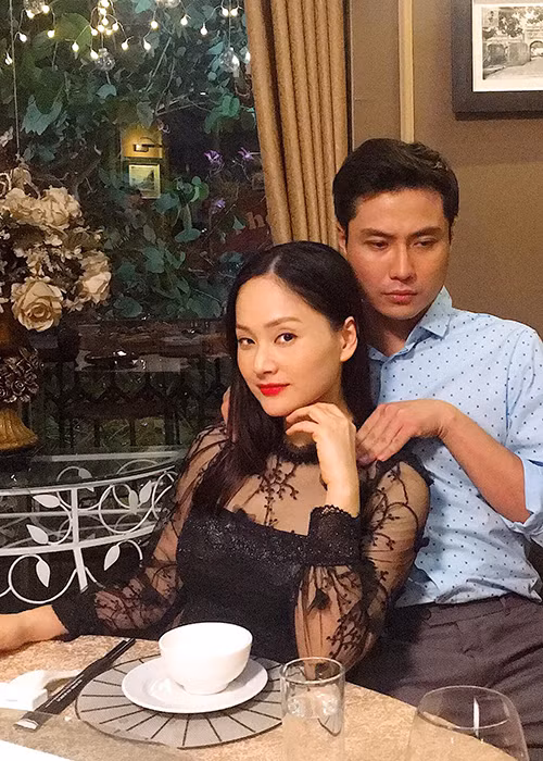 "Đấy chồng với chả con, nhờ xoa bóp một tí cho đỡ mệt để đi ăn sinh nhật vợ sếp mà mặt chồng cứ như cái bị ấy", Lan Phương viết khi chia sẻ ảnh hậu trường phim "Nàng dâu order".