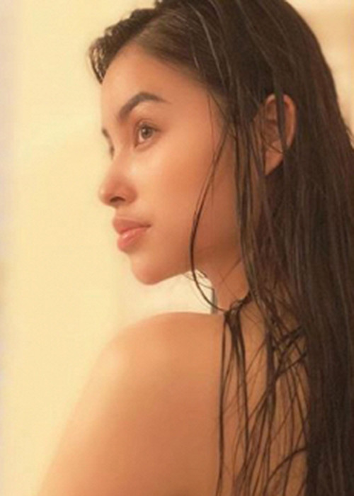 Ở Mỹ, Phạm Hương vẫn bắt kịp trend "Chị hiểu không". Trên trang cá nhân, nàng hoa hậu đăng tải khoảnh khắc gợi cảm kèm chú thích: "Các bạn hiểu không".