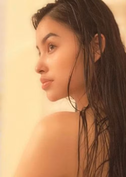 Ở Mỹ, Phạm Hương vẫn bắt kịp trend "Chị hiểu không". Trên trang cá nhân, nàng hoa hậu đăng tải khoảnh khắc gợi cảm kèm chú thích: "Các bạn hiểu không".