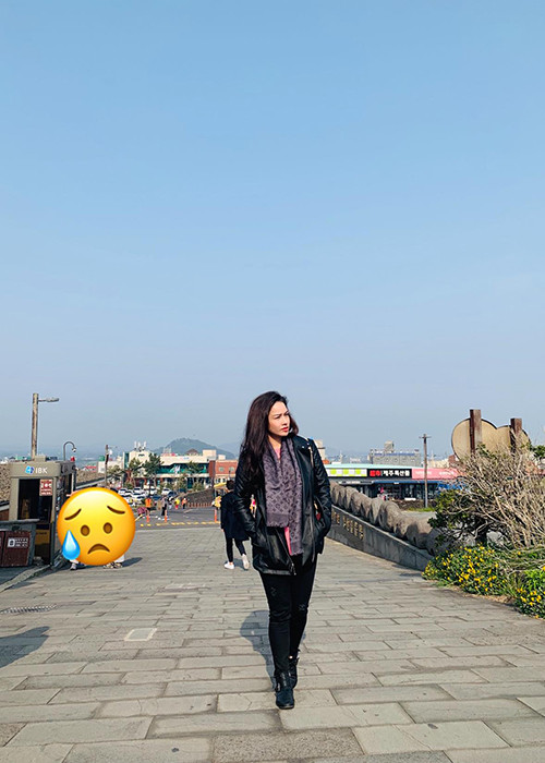 Nhật Kim Anh đăng tải dòng status đầy tâm trạng sau tuyên bố ly hôn: "Đường rộng và dài quá".