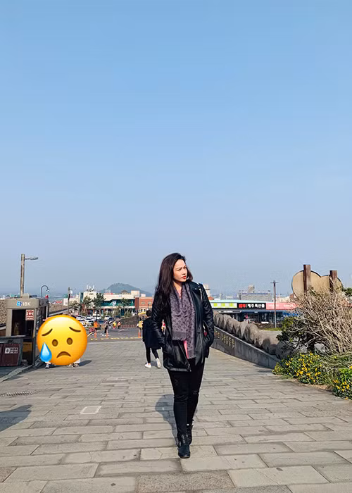 Nhật Kim Anh đăng tải dòng status đầy tâm trạng sau tuyên bố ly hôn: "Đường rộng và dài quá".