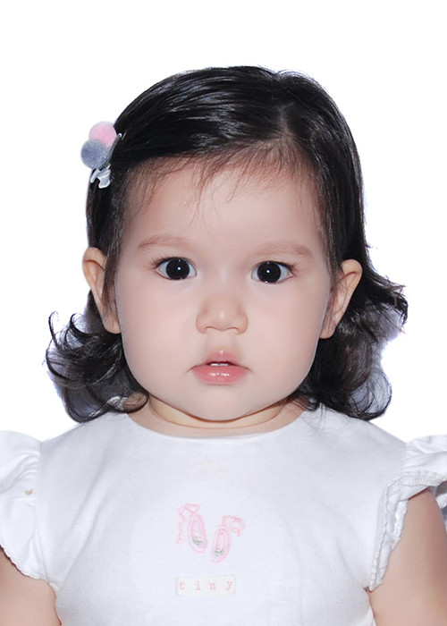 Chụp ảnh thẻ, con gái lai Tây của Hà Anh được khen xinh như búp bê.