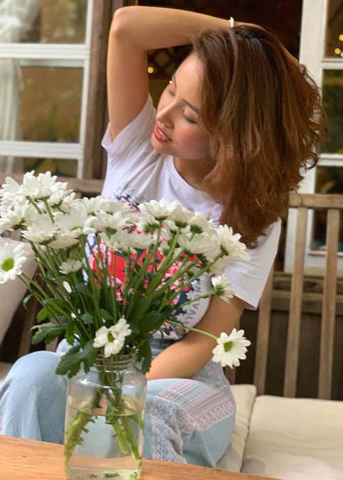 Vân Hugo khen con trai chụp ảnh cho mẹ ngày càng đẹp là một trong số những tin tức sao Việt ngày 4/6.