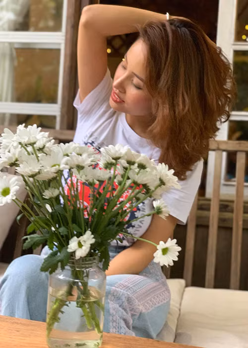 Vân Hugo khen con trai chụp ảnh cho mẹ ngày càng đẹp là một trong số những tin tức sao Việt ngày 4/6.