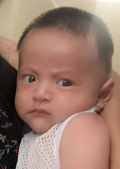 Đức Thịnh đăng tải biểu cảm đáng yêu của bé Tết kèm bình luận hài hước: "Tháng này không có chị đẹp nào tới thăm, Tết bực nha. Mấy chị hiểu không?".