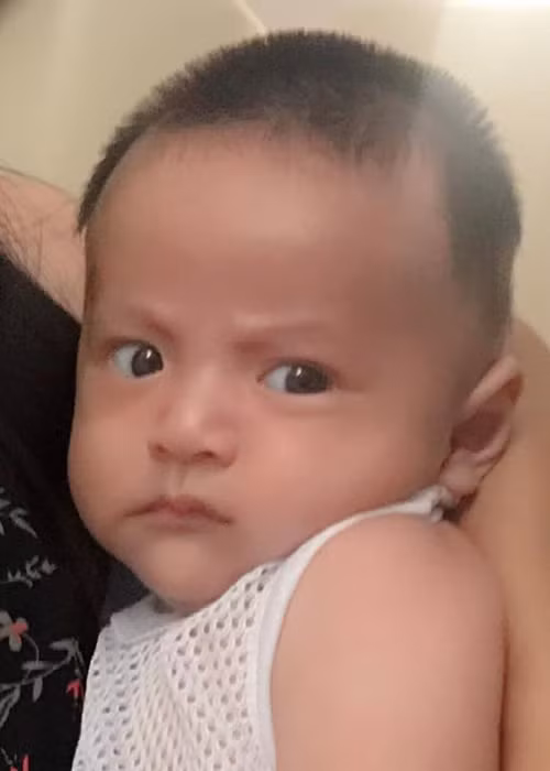 Đức Thịnh đăng tải biểu cảm đáng yêu của bé Tết kèm bình luận hài hước: "Tháng này không có chị đẹp nào tới thăm, Tết bực nha. Mấy chị hiểu không?".