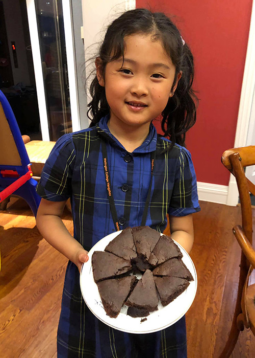 Con gái của Hoa hậu Hương Giang khéo tay làm bánh nướng.