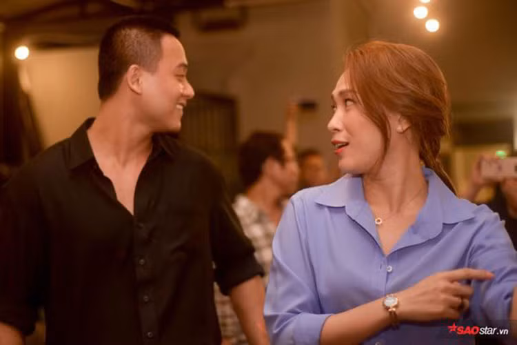 Mỹ Tâm khẳng định hình ảnh nựng má Mai Tài Phến tại sân bay không phải cử chỉ thân mật mà chỉ là cô nhìn thấy mặt anh có mụn. Ảnh: Saostar