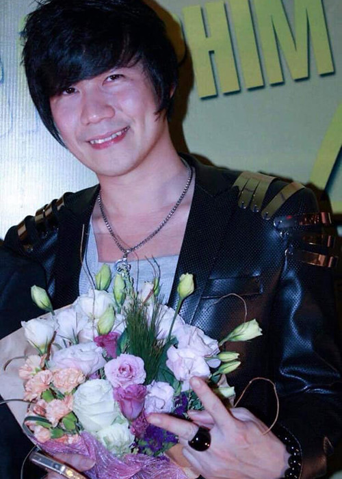 Bản hit đưa tên tuổi Khánh Phương đến gần hơn với khán giả là "Chiếc khăn gió ấm".