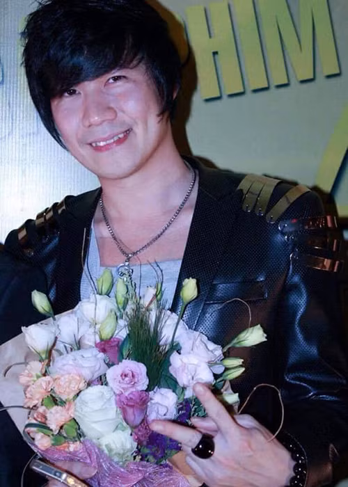 Bản hit đưa tên tuổi Khánh Phương đến gần hơn với khán giả là "Chiếc khăn gió ấm".