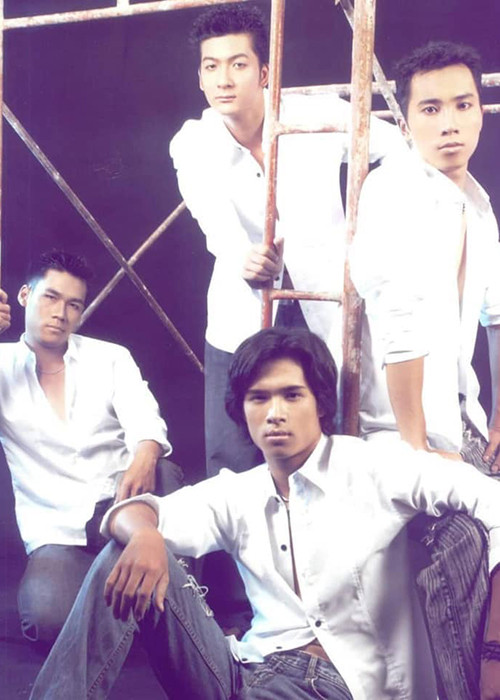 Dù đến với âm nhạc khá muộn nhưng Khánh Phương nhanh chóng được khán giả chú ý.