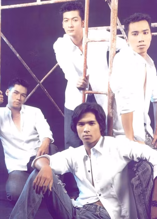 Dù đến với âm nhạc khá muộn nhưng Khánh Phương nhanh chóng được khán giả chú ý.