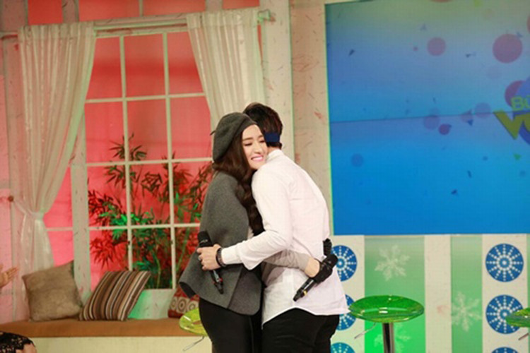 Cặp đôi tin đồn một thời bất ngờ dành cho nhau những cử chỉ tình tứ trên sóng truyền hình. Ảnh: Dân Việt