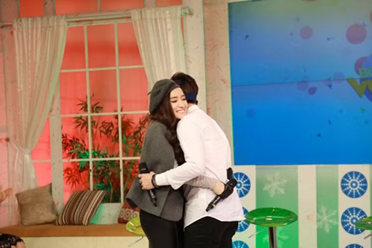 Cặp đôi tin đồn một thời bất ngờ dành cho nhau những cử chỉ tình tứ trên sóng truyền hình. Ảnh: Dân Việt