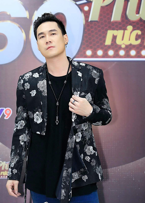 Khánh Phương hát ca khúc "Độ ta không độ nàng" bằng tiếng Việt và tiếng Hoa. Được biết, bản gốc ca khúc là nhạc Hoa.