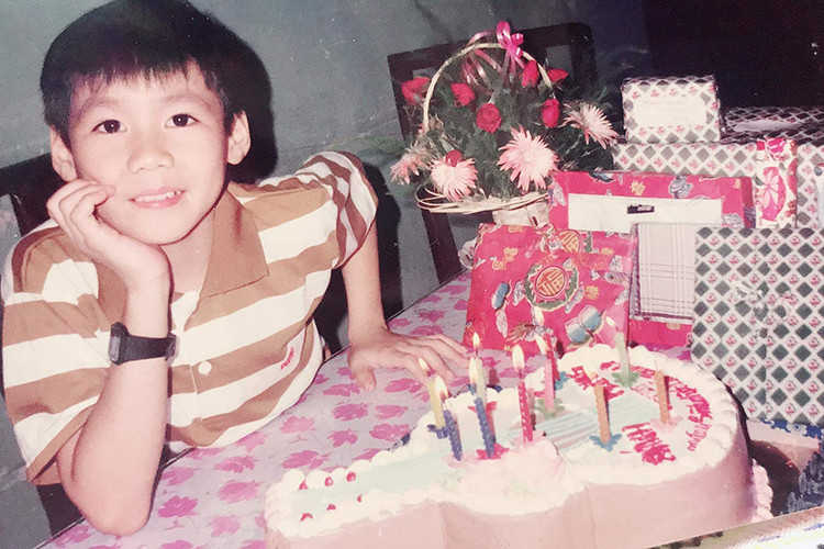 Khánh Phương sinh năm 1981, tốt nghiệp đại học với 3 bằng đại học là Ngữ văn Trung Quốc, Ngữ văn báo chí và một bằng ở Đại học Luật TP.HCM.