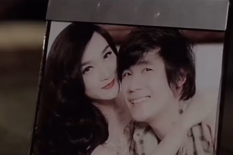 Năm 2013, Khánh Phương từng vướng tin đồn tình cảm với nữ ca sĩ Đan Thùy. Khi được hỏi về vấn đề này, nam ca sĩ luôn né tránh còn Đan Thùy khẳng định cả hai chỉ là bạn bè.