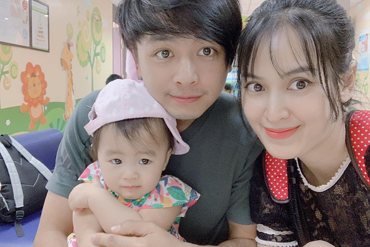 Vợ chồng sao Việt Văn Anh - Tú Vi đưa con gái đi tiêm phòng.