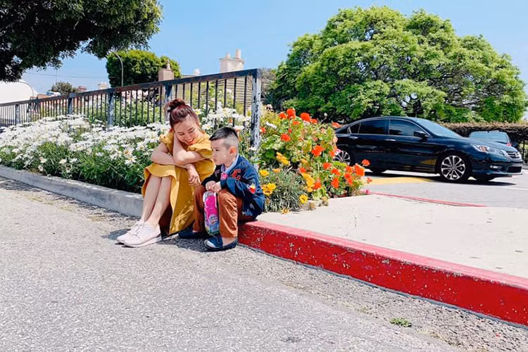 Vy Oanh tiết lộ con trai cảm thấy không vui khi bị em gái cắn.