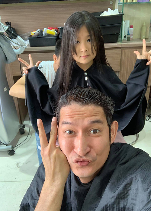 Huy Khánh cùng con gái thay đổi kiểu tóc.