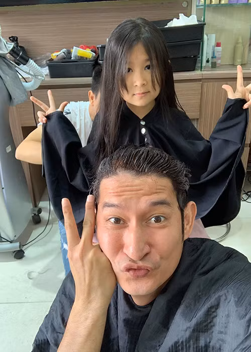 Huy Khánh cùng con gái thay đổi kiểu tóc.