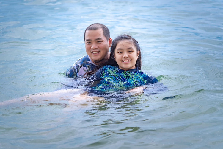 Siêu mẫu Thúy Hạnh đăng tải hình ảnh chồng bên con gái Suti.