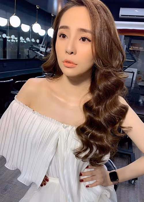 "Cá sấu chúa" Quỳnh Nga được hội bạn thân khen xinh như búp bê.